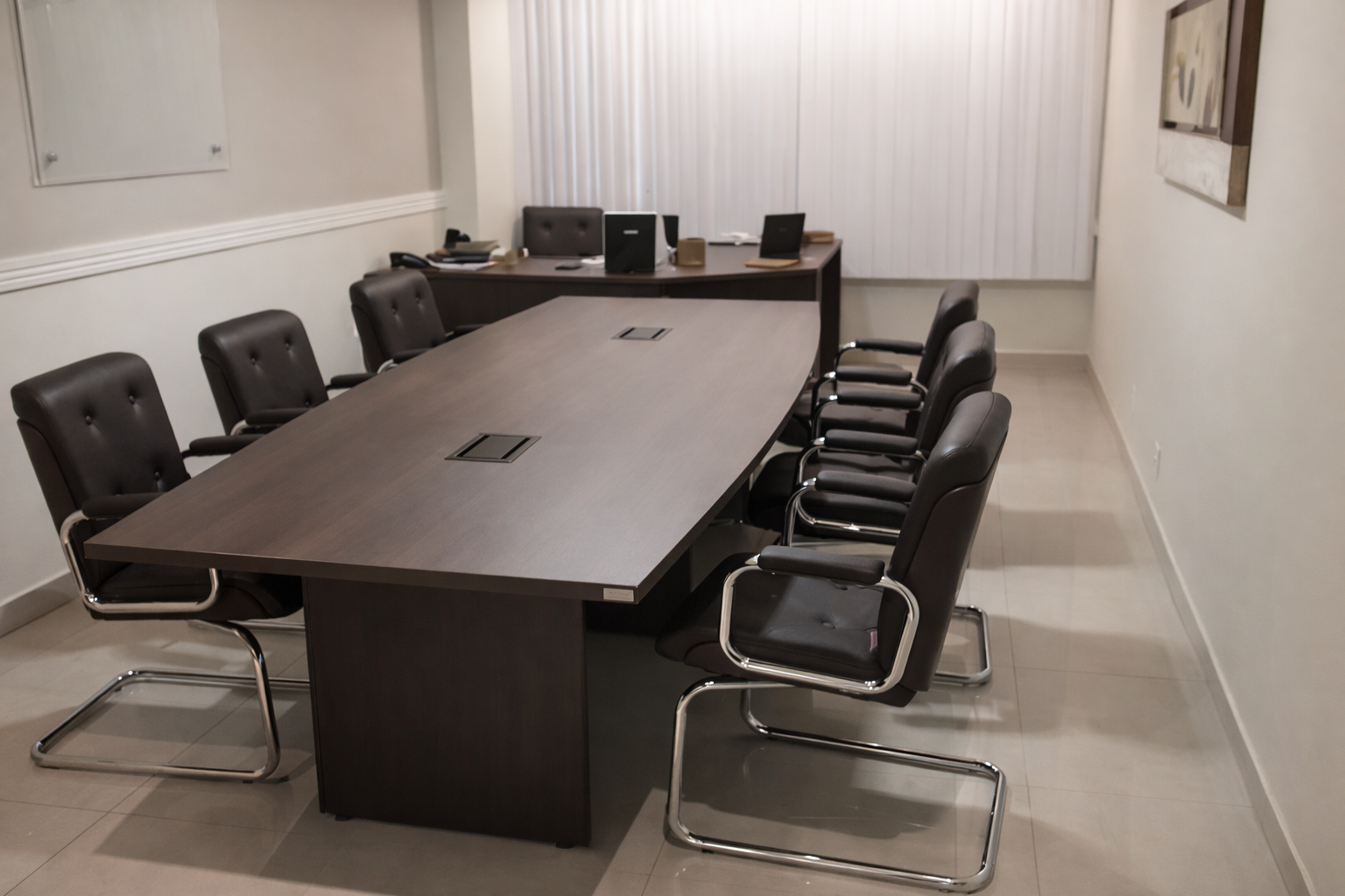 Imagem de ambiente corporativo com painéis e marcenaria.
